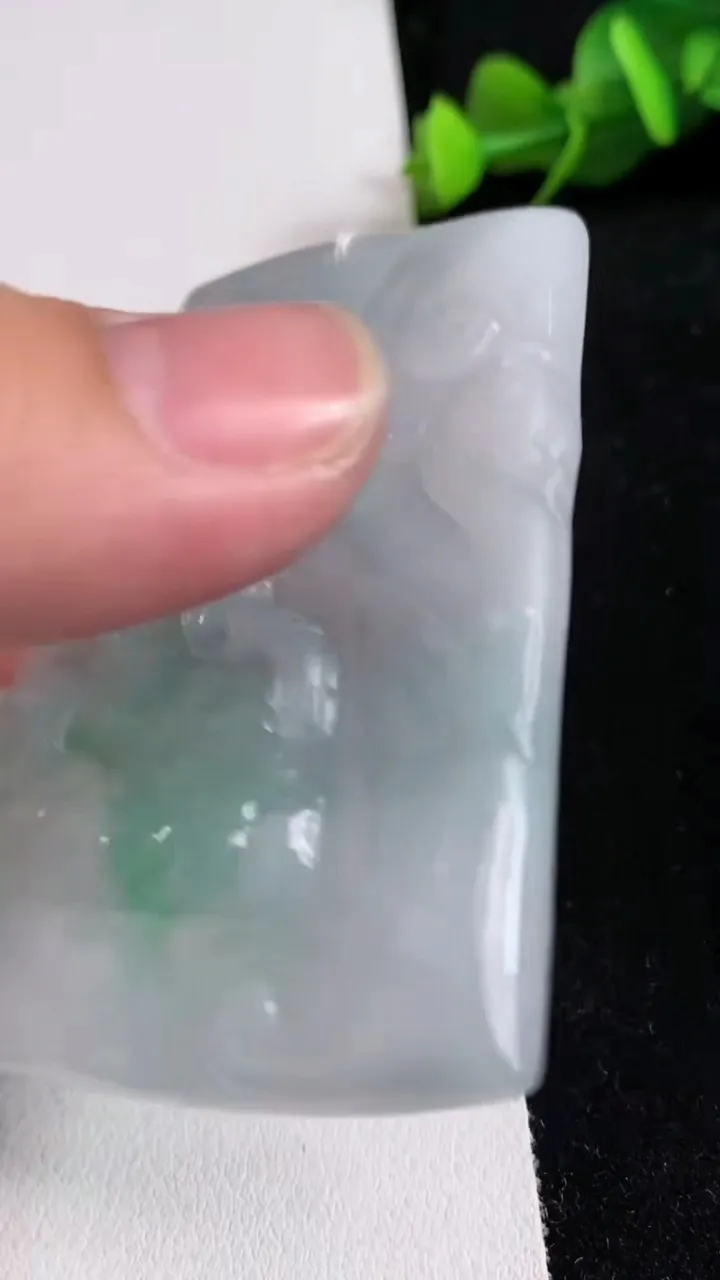 天然A货翡翠观音菩萨吊坠，尺寸64.6-47-5.8，重量:40.56g
5月16日