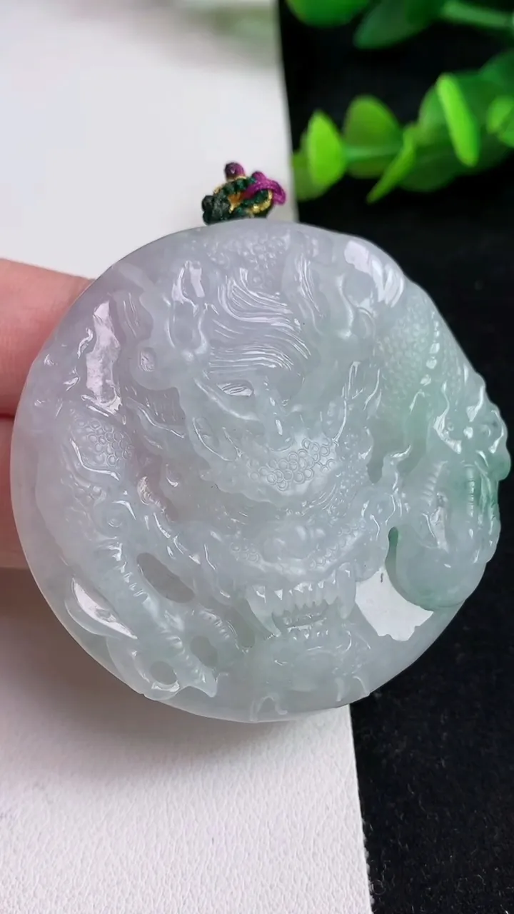 天然A货翡翠飘花龙牌吊坠，尺寸52.5-11.7，重量:52.00g
5月16日