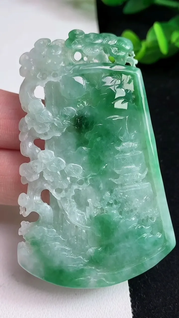 天然A货翡翠山水牌吊坠，尺寸72-45.2-7，重量:46.13g
5月16日