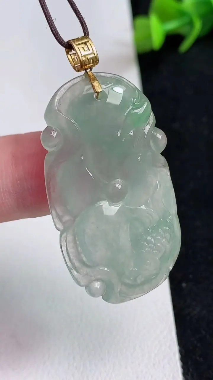 天然A货翡翠荷叶鱼吊坠，尺寸39-22.2-4.4，重量:8.43g
5月16日