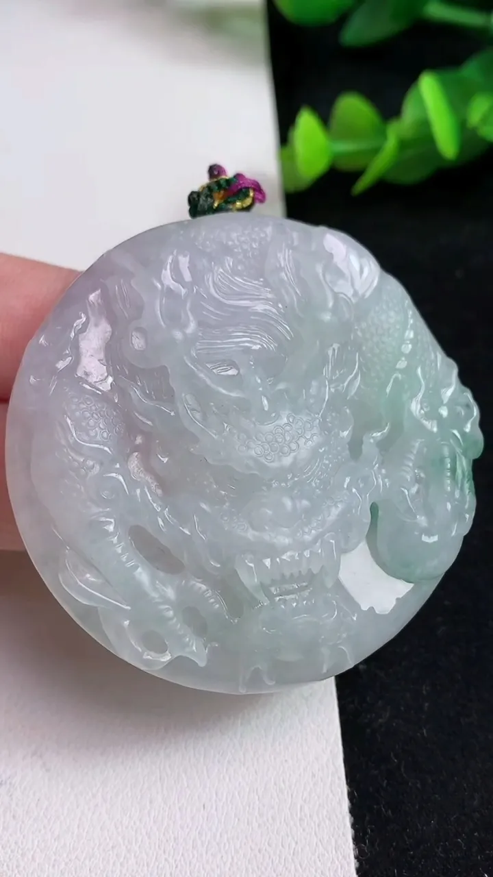 天然A货翡翠飘花龙牌吊坠，尺寸52.5-11.7，重量:52.00g
5月16日