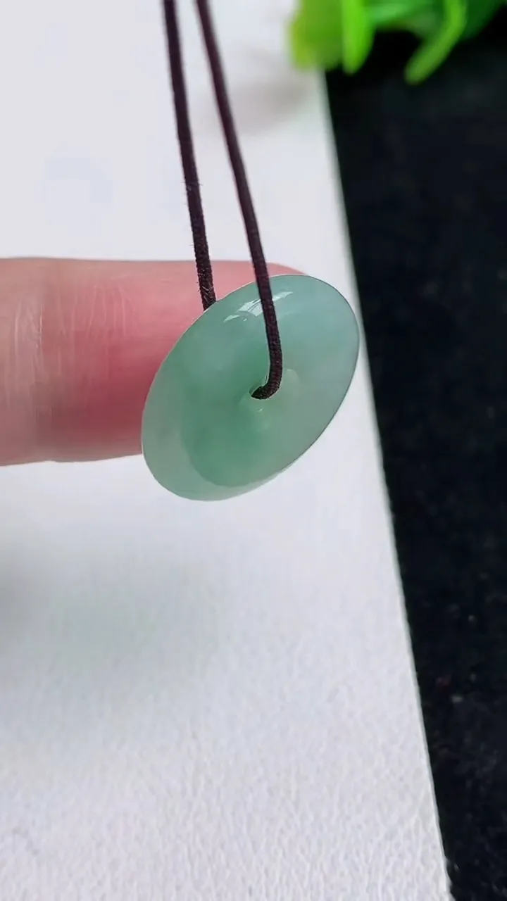 天然A货翡翠平安扣吊坠，尺寸18.5-4.4，重量:3.28g
5月16日
