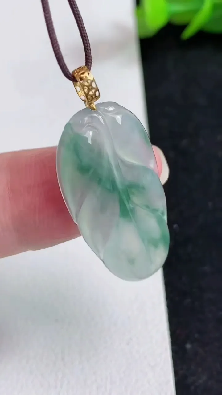 天然A货翡翠飘花金枝玉叶 叶子吊坠，尺寸30.2-15.2-3.7，重量:3.43g
5月16日