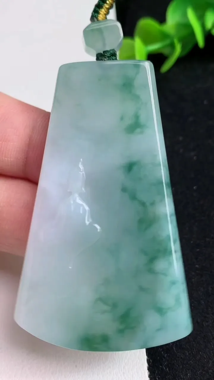 天然A货翡翠飘花无相观音吊坠，尺寸59-34.5-5.7，重量:30.70g
5月16日