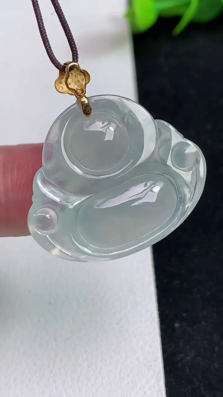 天然A货翡翠白冰佛公吊坠，尺寸23.2-29-5.8，重量:6.24g
5月16日
