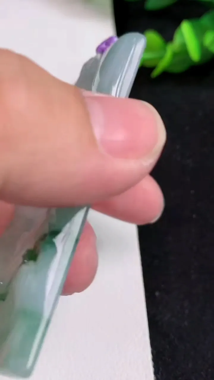 天然A货翡翠飘花祥龙大势至观音菩萨吊坠，尺寸69-41.6-5.5，重量:38.21g
5月16日