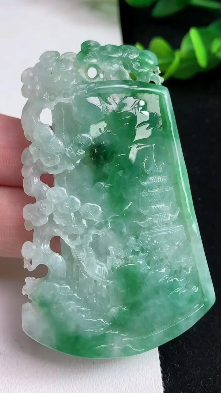 天然A货翡翠山水牌吊坠，尺寸72-45.2-7，重量:46.13g
5月16日