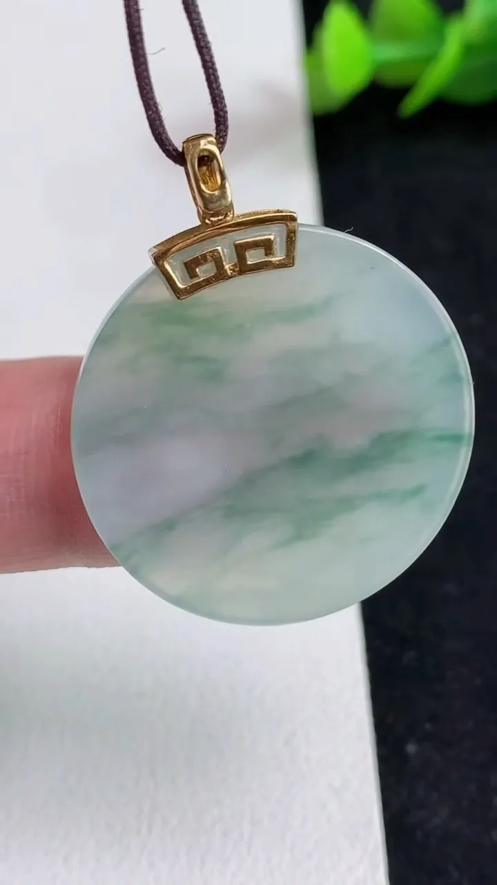 天然A货翡翠飘花无事牌吊坠，尺寸27.3-2.3，重量:5.12g
5月16日