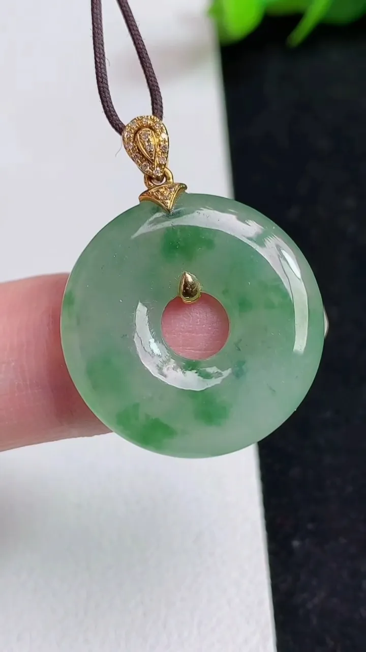 天然A货翡翠平安环吊坠，尺寸22.5-3.6，重量:4.24g
5月16日