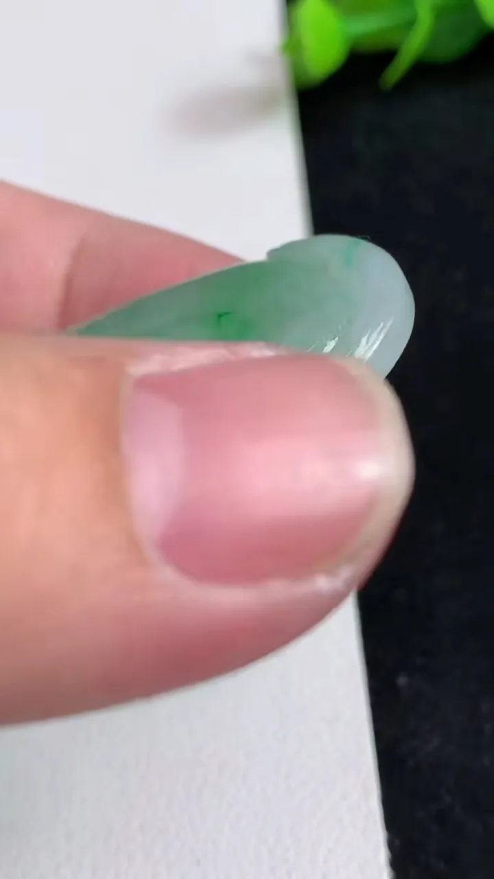 天然A货翡翠如意吊坠，尺寸45-25.5-6，重量:13.99g
5月16日