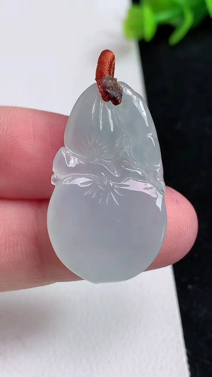 天然A货翡翠白冰灵猴献瑞 寿桃吊坠，尺寸31.7-19.2-5，重量:5.60g
5月16日