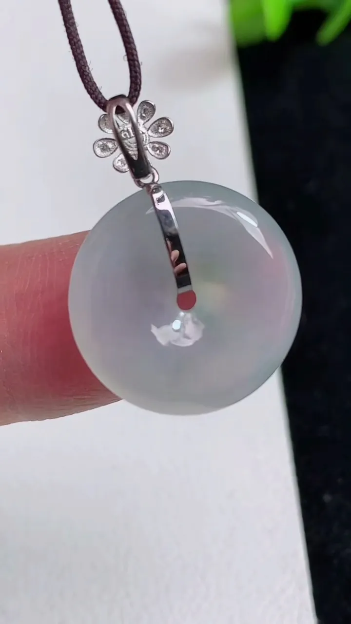 天然A货翡翠白冰平安扣吊坠，尺寸18-4.3，重量:3.15g
5月16日