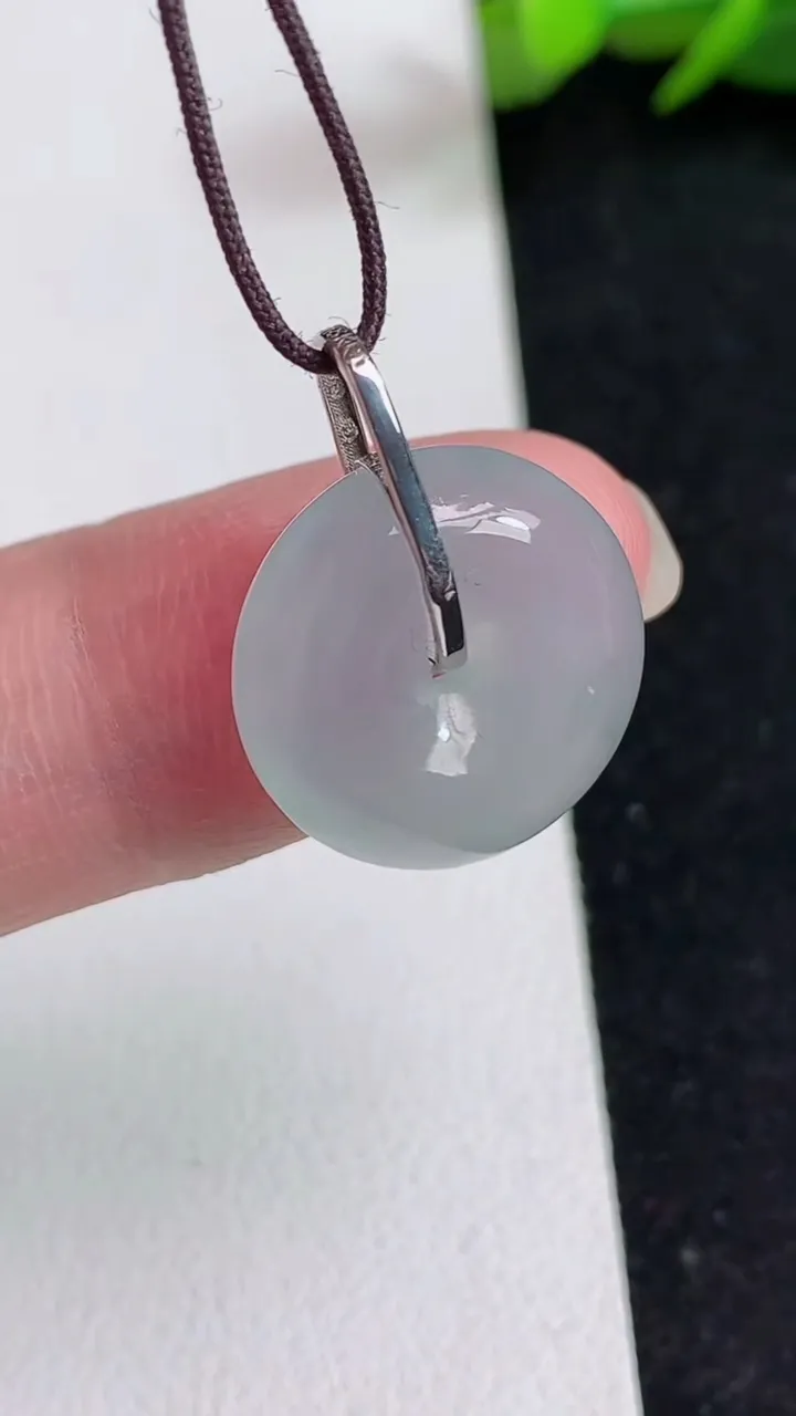天然A货翡翠白冰平安扣吊坠，尺寸16.4-5.8，重量:3.36g
5月16日