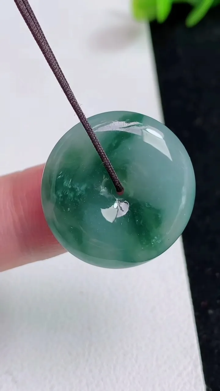 天然A货翡翠飘花平安扣吊坠，尺寸23.5-5.4，重量:6.46g
5月16日