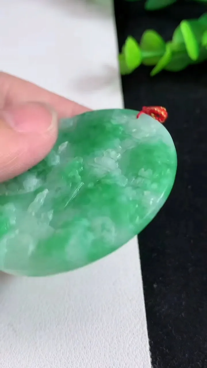 天然A货翡翠山水牌吊坠，尺寸50.8-4.6，重量:28.10g
5月16日