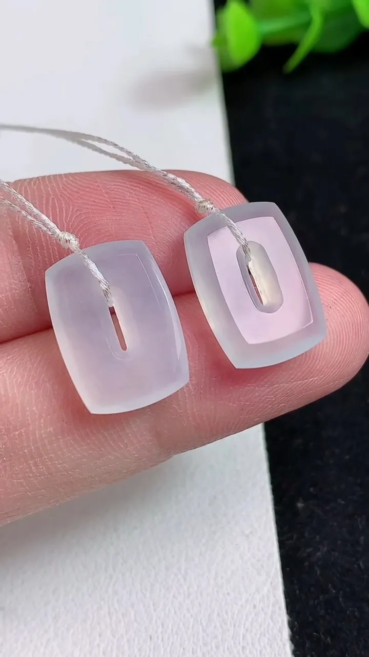 天然A货翡翠白冰福贝吊坠一对，尺寸16.6-12-3.7，重量:4.00g
5月16日