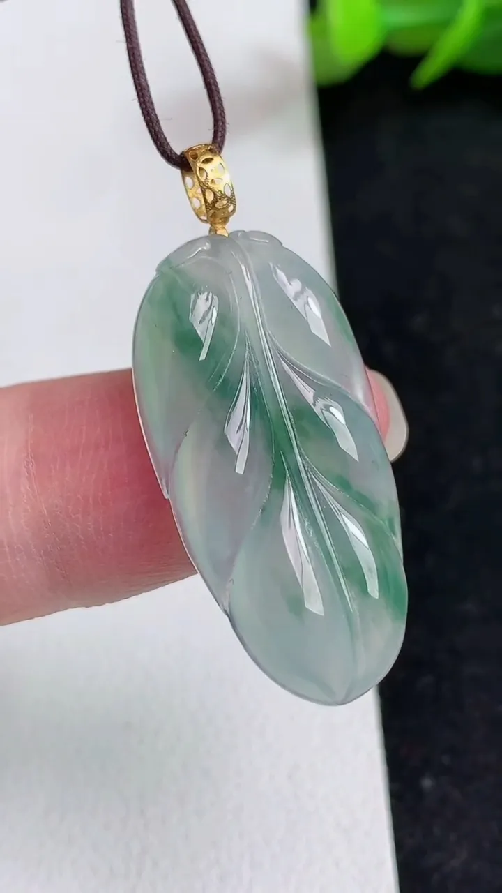 天然A货翡翠飘花金枝玉叶 叶子吊坠，尺寸30.2-15.2-3.7，重量:3.43g
5月16日