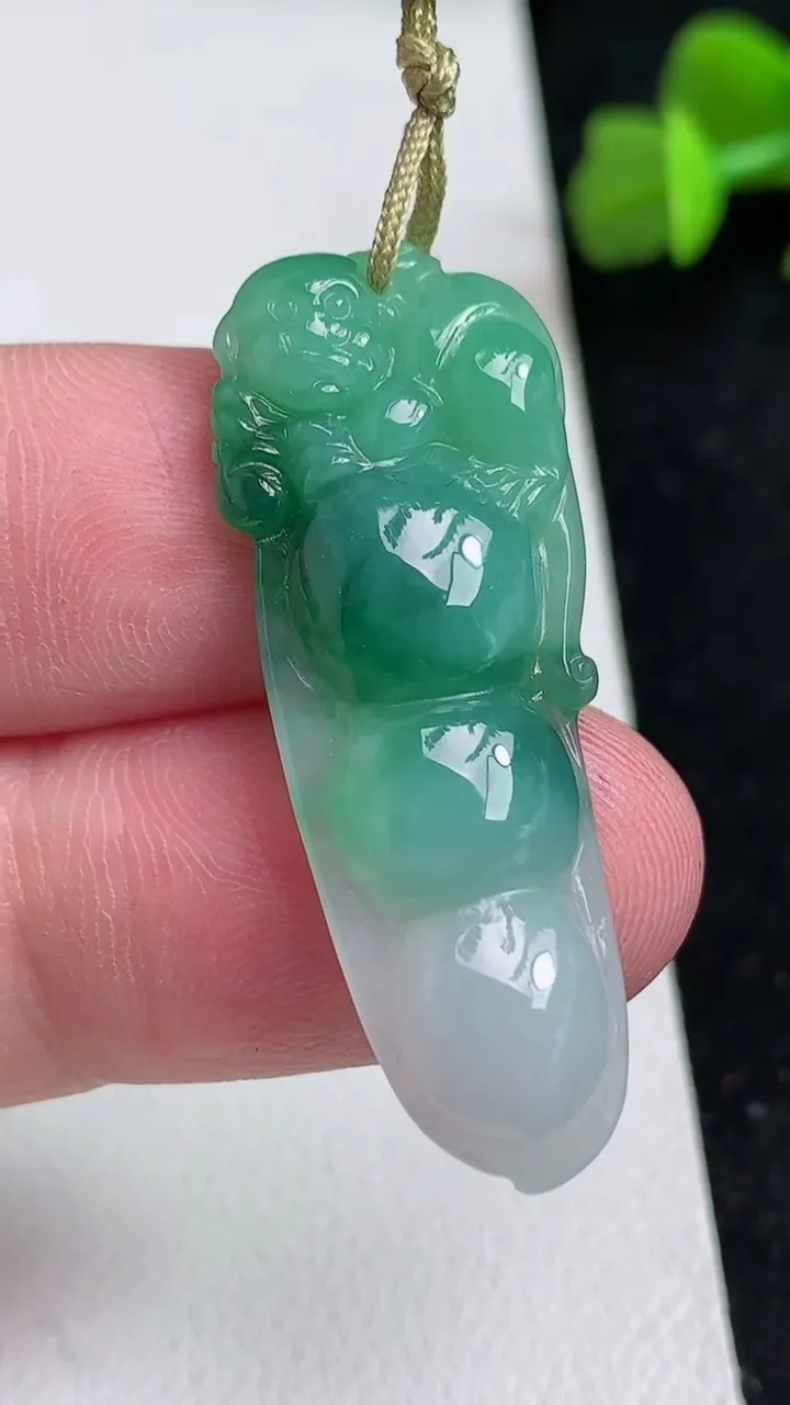 天然A货翡翠福豆吊坠，尺寸38.5-13.8-5.7，重量:5.12g
5月16日