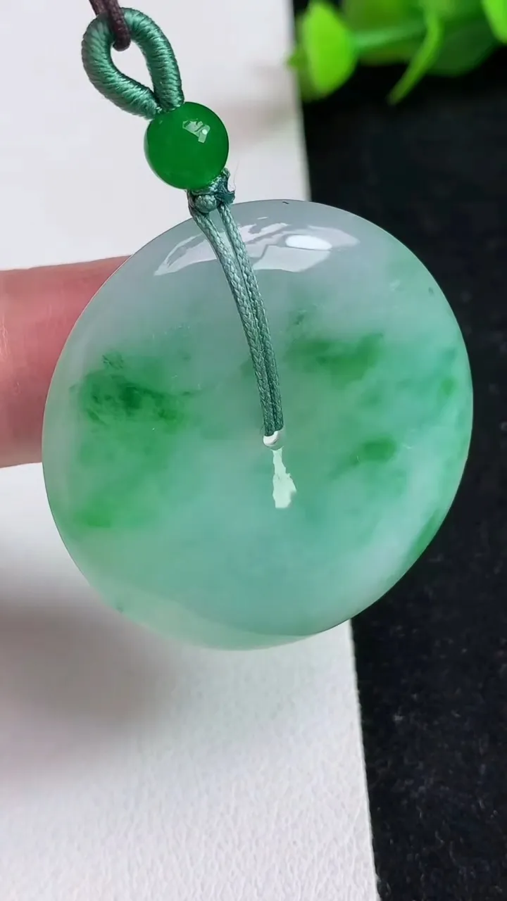 天然A货翡翠平安扣吊坠，尺寸35-6.4，重量:16.75g
5月16日