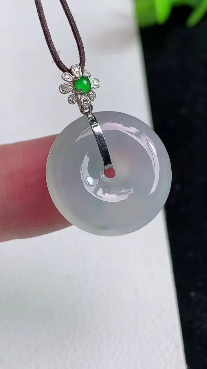 天然A货翡翠白冰平安扣吊坠，尺寸18-4.3，重量:3.15g
5月16日