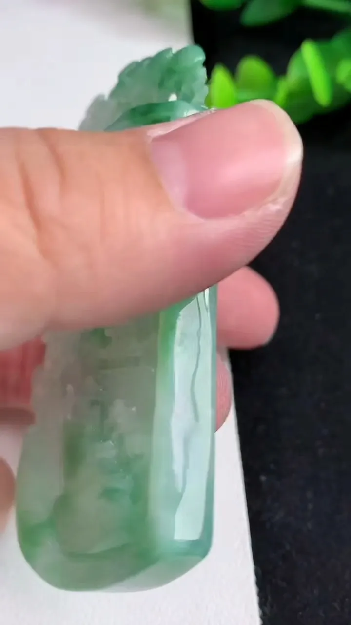 天然A货翡翠山水牌吊坠，尺寸72-45.2-7，重量:46.13g
5月16日