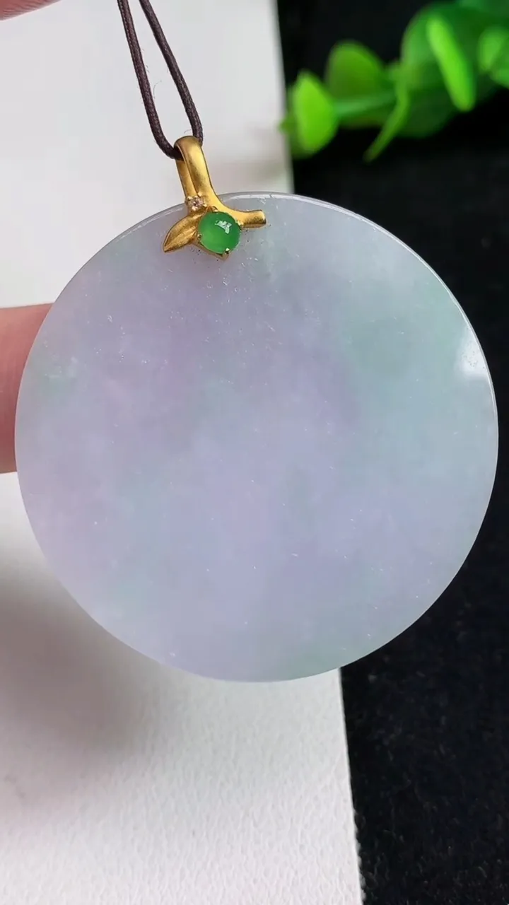 天然A货翡翠k金春带彩 紫罗兰无事牌吊坠，尺寸40.7-3.2，重量:15.02g
5月16日