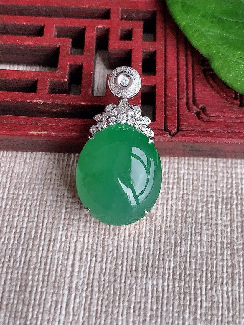 天然A货翡翠18K金伴满绿蛋面吊坠尺寸26×16×13.7×8.6m量5.67g 0516