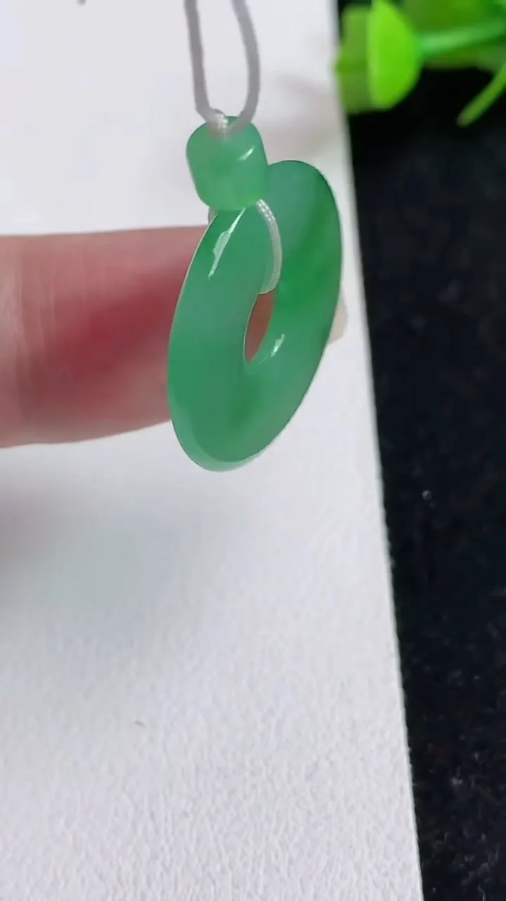 天然A货翡翠平安环吊坠，尺寸21-3.4，重量:3.36g
5月17日