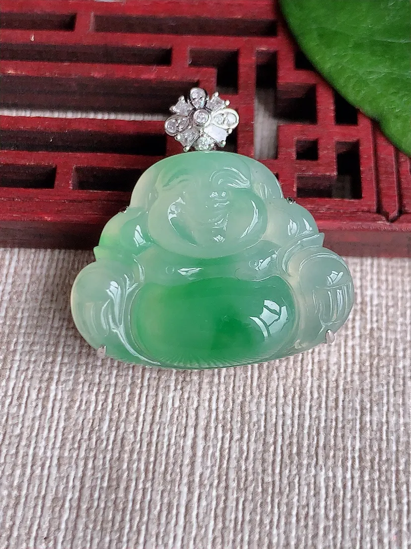天然A货翡翠18K金伴飘绿佛公吊坠尺寸28.4×21×27.6×8.2m量8.30g 0516
