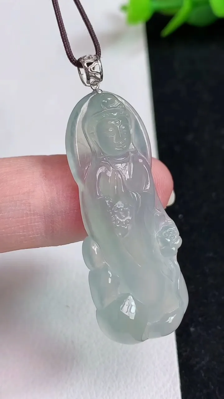 天然A货翡翠白冰观音菩萨吊坠，尺寸40-16-5.3，重量:7.25g
5月17日