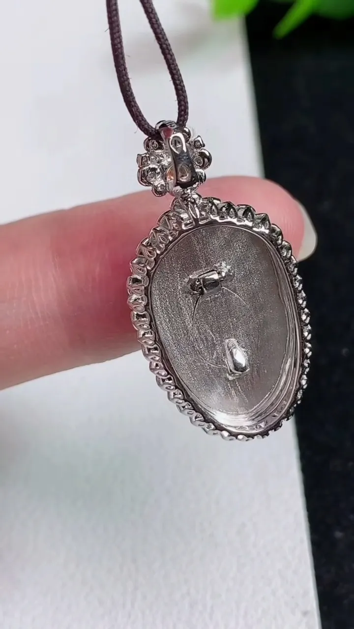 天然A货翡翠金枝玉叶 叶子吊坠，尺寸30-15.4-6.8，裸石19.5-12.4，重量:3.84g
5月17日