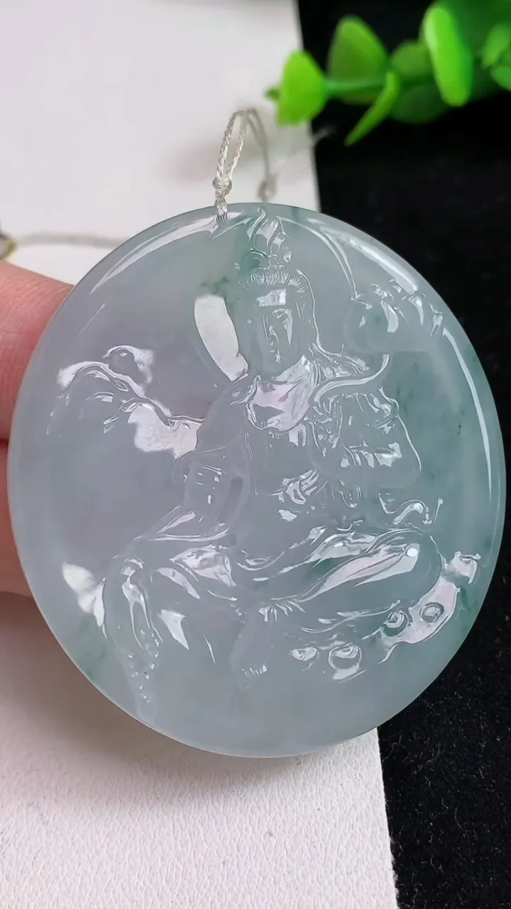 天然A货翡翠飘花观音菩萨吊坠，尺寸52.8-48.8-5.3，重量:29.61g
5月17日