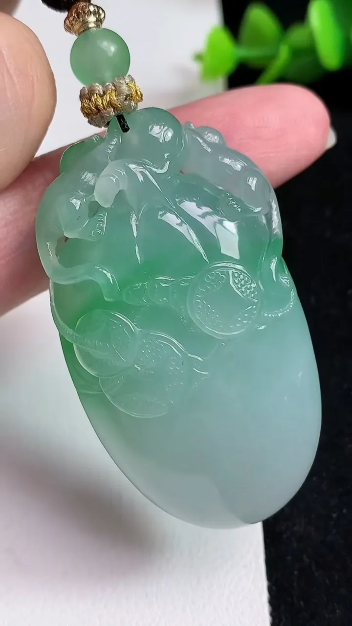 天然A货翡翠灵猴献瑞 福瓜吊坠，尺寸52.2-28-15.6，重量:44.50g
5月17日