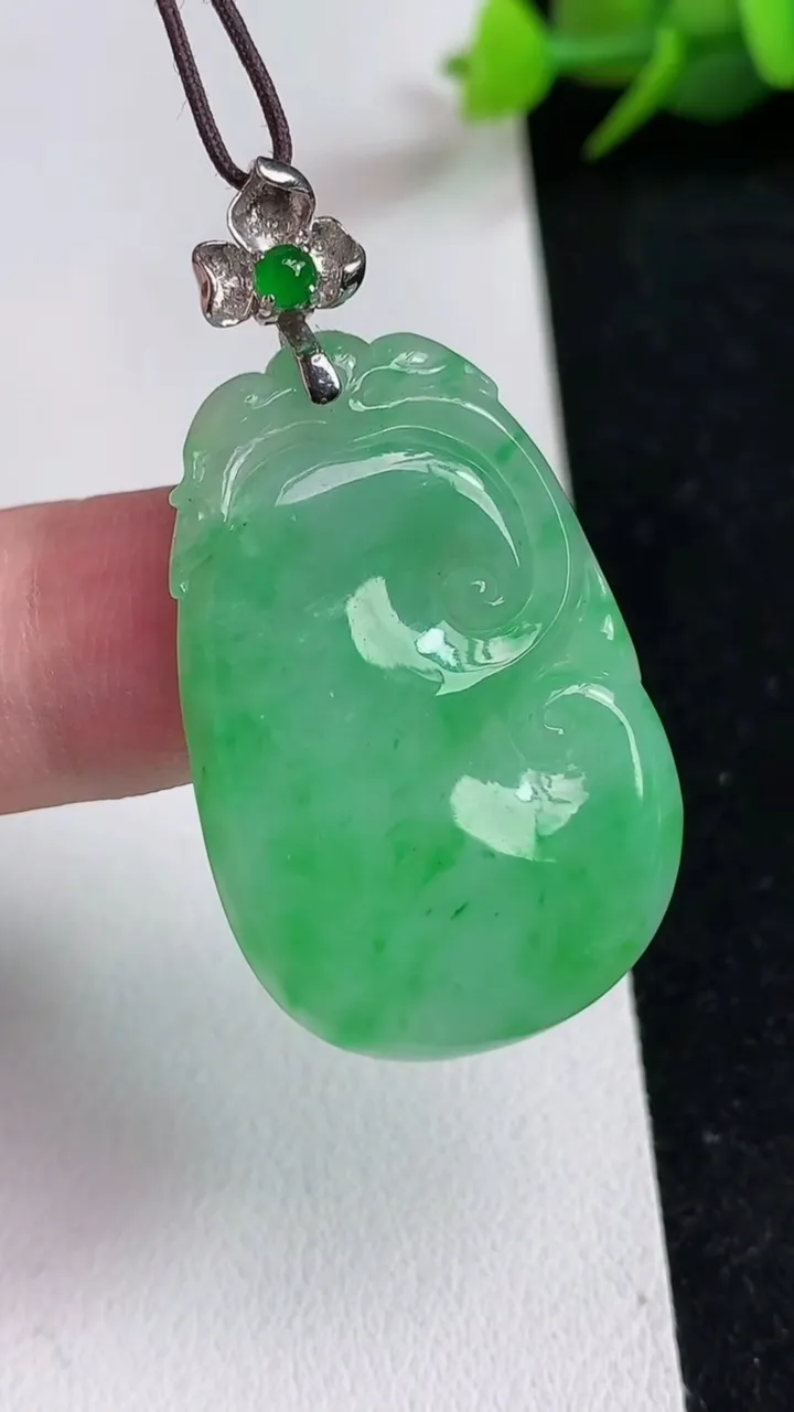 天然A货翡翠如意吊坠，尺寸34.4-23-3.4，重量:6.60g
5月17日