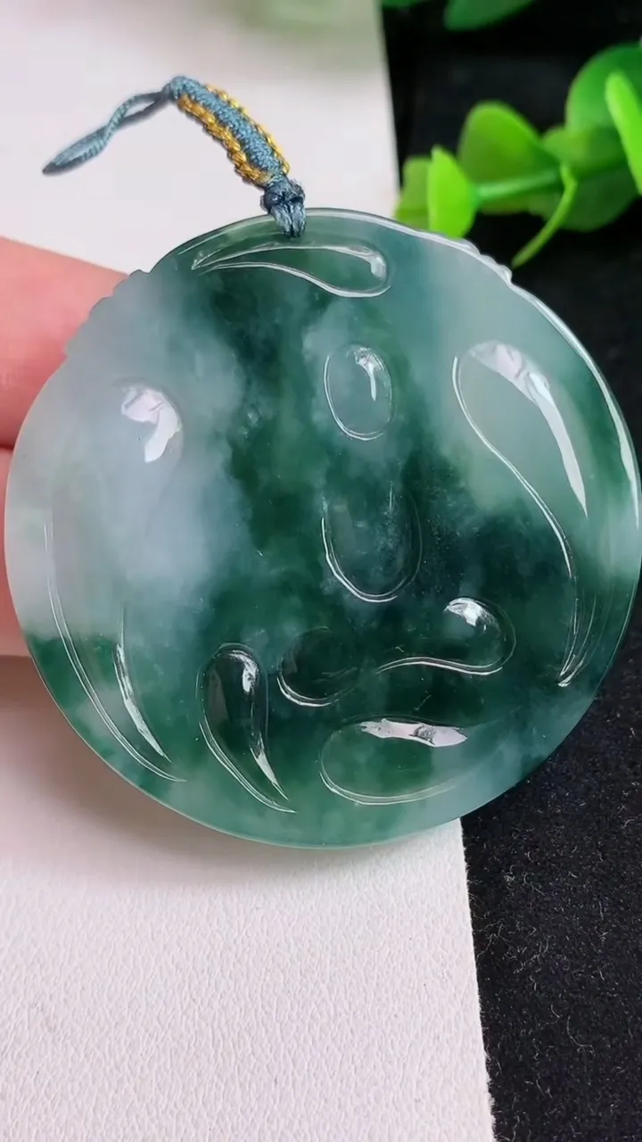 天然A货翡翠飘花祥龙虚空藏观音菩萨吊坠，尺寸52-5.7，重量:29.84g
5月17日