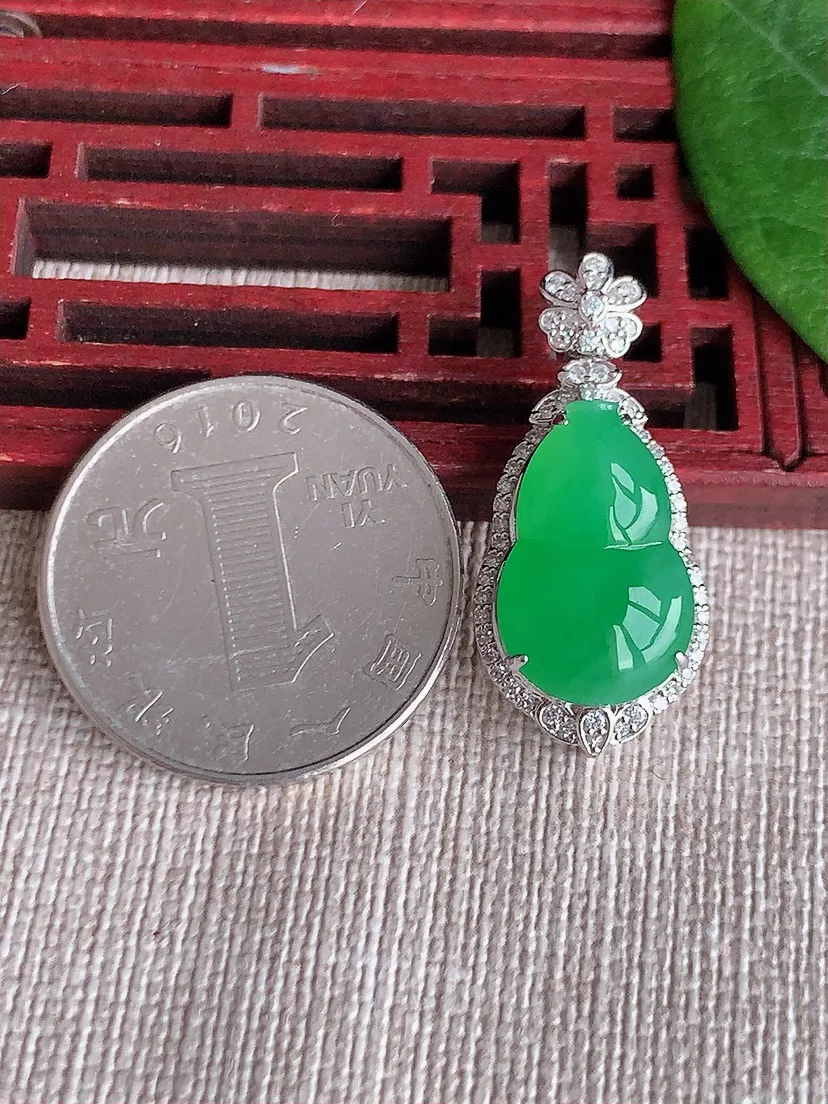 天然A货翡翠18K金伴阳绿葫芦吊坠尺寸29.6×13×8.7裸石17×10.8m量4.23g 0516
