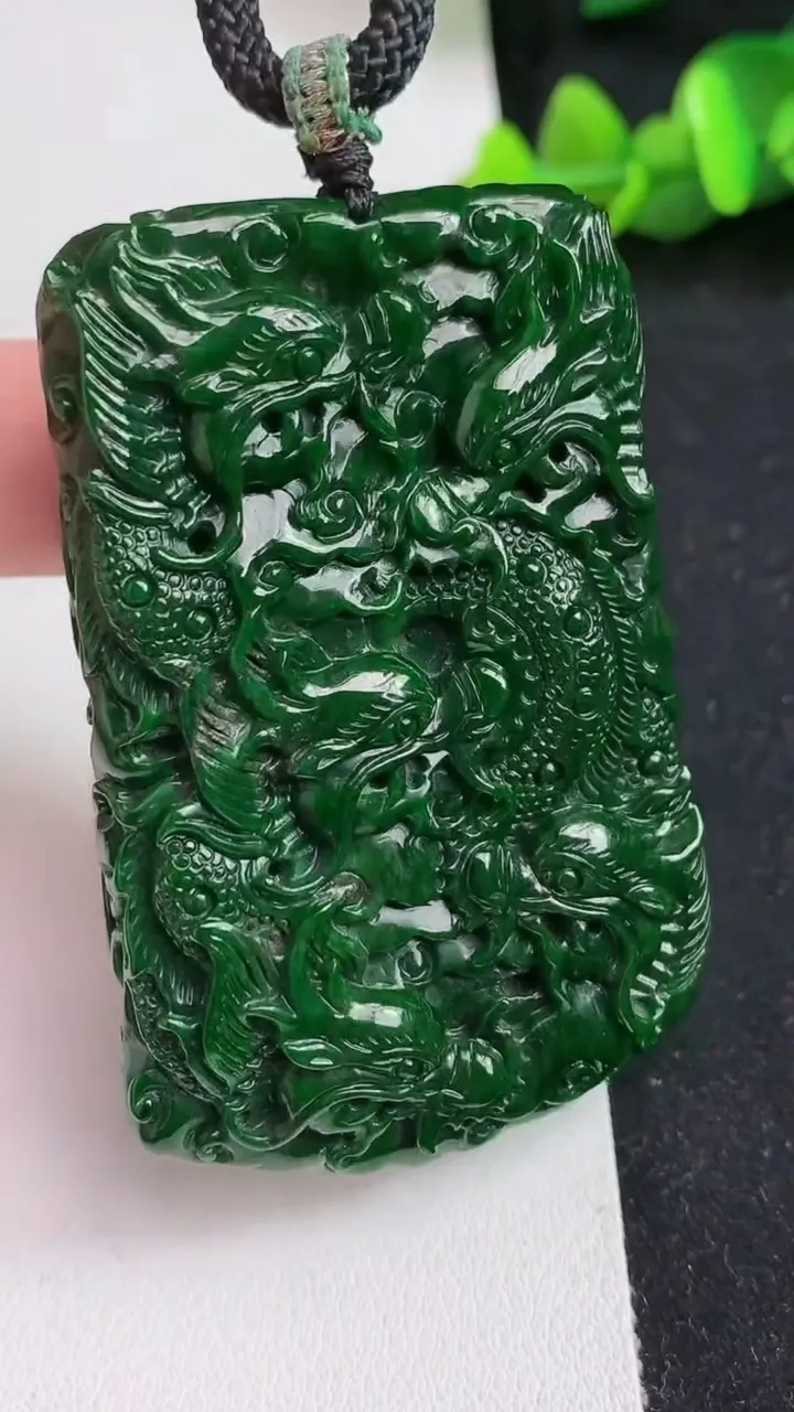 天然A货翡翠九龙至尊 龙牌吊坠，尺寸61.2-39.2-12，重量:61.65g
5月17日