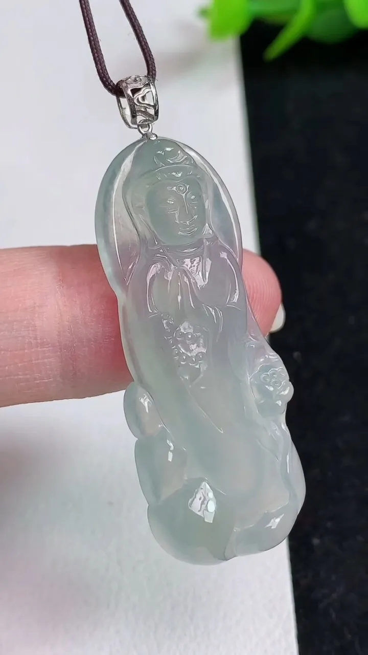 天然A货翡翠白冰观音菩萨吊坠，尺寸40-16-5.3，重量:7.25g
5月17日