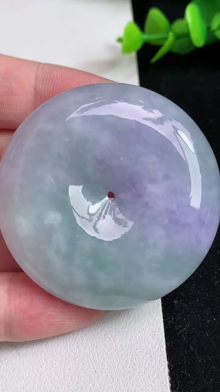 天然A货翡翠春带彩 紫罗兰平安扣吊坠，尺寸51-13，重量:73.85g
5月17日