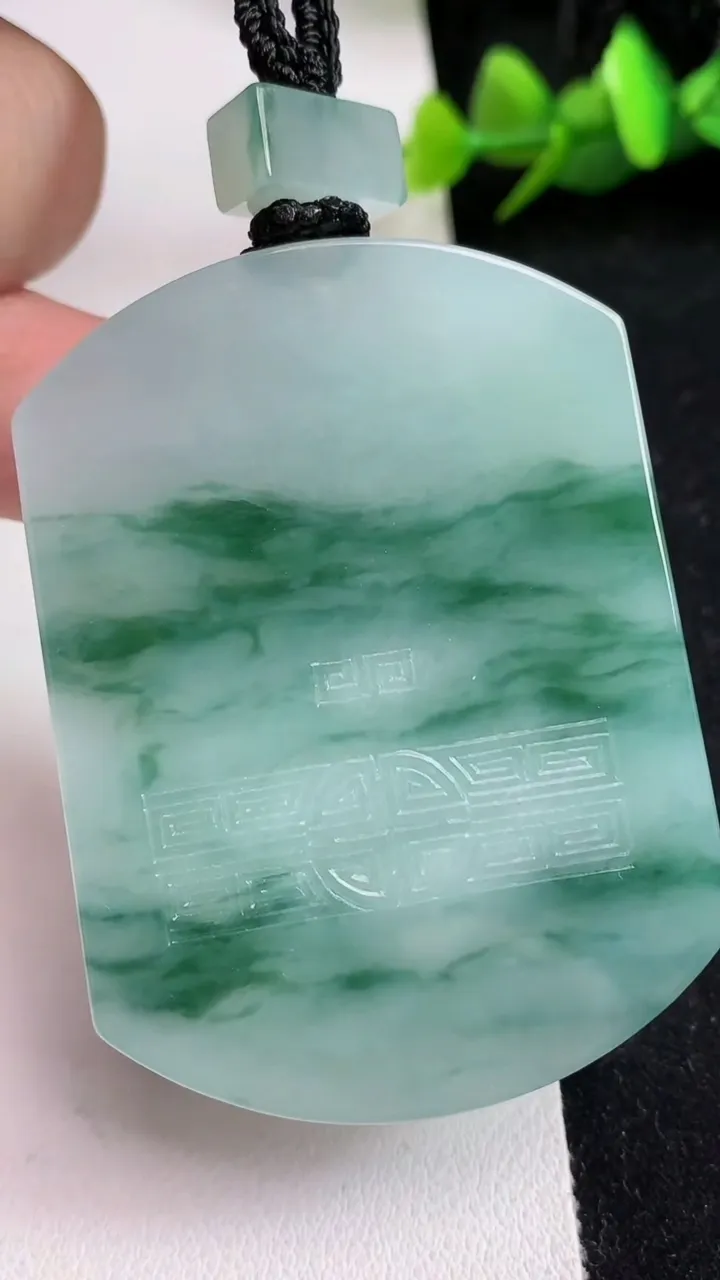 天然A货翡翠飘花仿古无事牌吊坠，尺寸54.6-41-5.7，重量:43.03g
5月17日