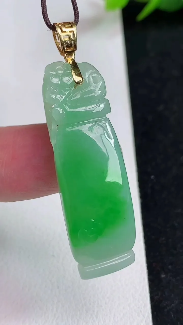 天然A货翡翠花瓶吊坠，尺寸38.3-12.5-7.6，重量:8.42g
5月17日