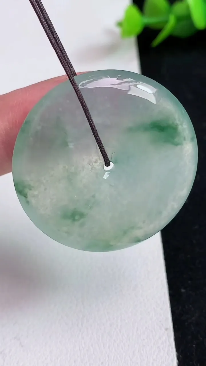 天然A货翡翠飘花平安扣吊坠，尺寸34.8-5.4，重量:14.50g
5月17日