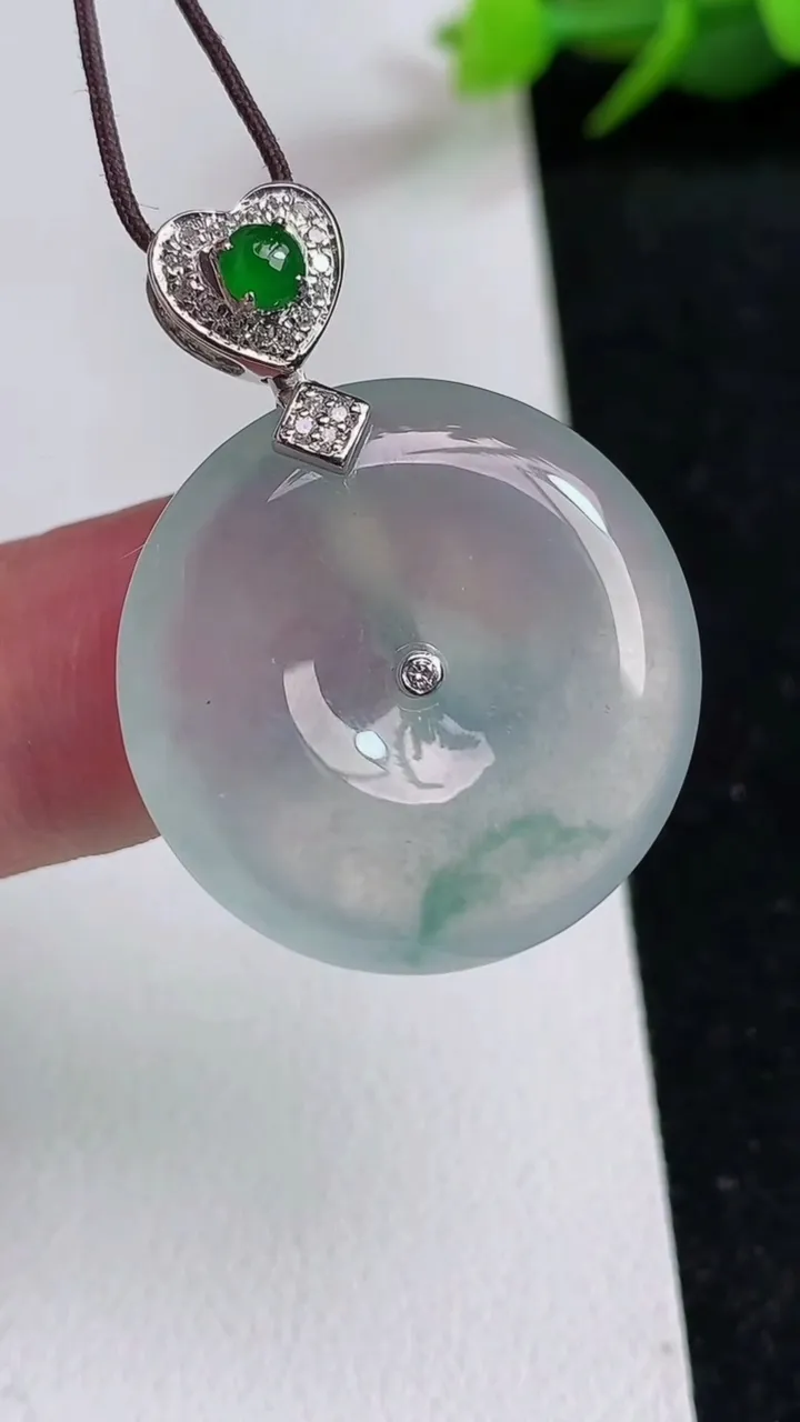 天然A货翡翠飘花平安扣吊坠，尺寸24.7-5.7，重量:8.09g
5月17日