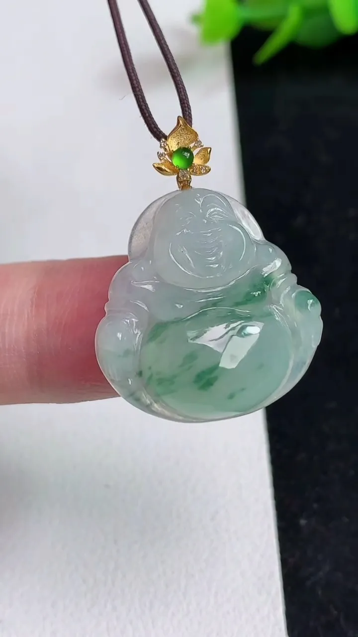 天然A货翡翠飘花佛公吊坠，尺寸22.5-22.3-5.4，重量:4.21g
5月17日