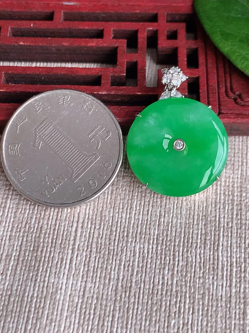 天然A货翡翠18K金伴阳绿平安扣吊坠尺寸27×20×5.2m量5.58g 0516