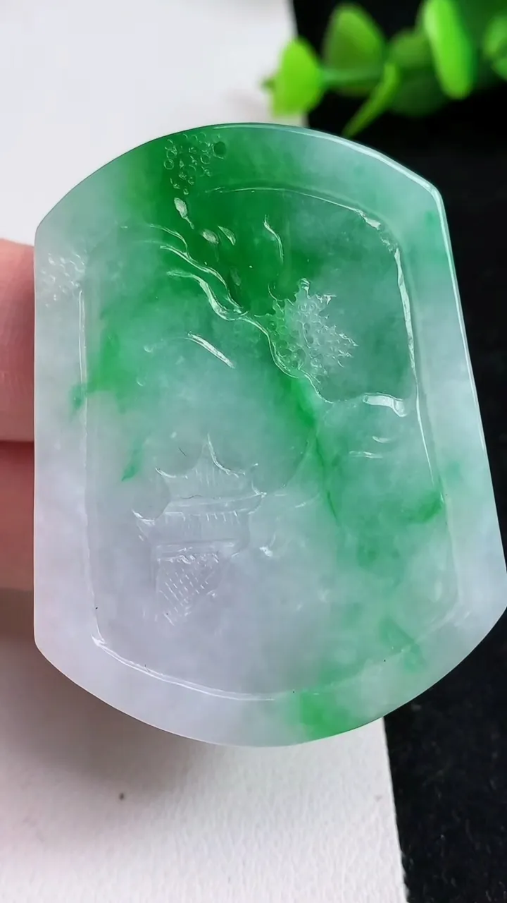 天然A货翡翠山水牌吊坠，尺寸50.3-38.2-10.2，重量:39.60g
5月17日