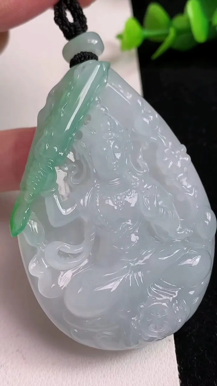 天然A货翡翠虚空藏观音菩萨吊坠，尺寸61-43.4-10.5，重量:54.38g
5月17日