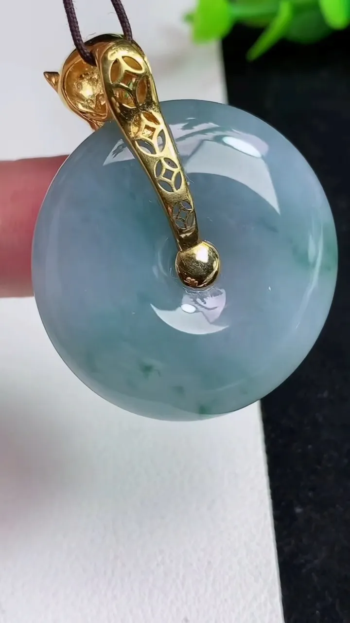 天然A货翡翠k金紫罗兰 飘花平安扣吊坠，尺寸32.4-7.4，重量:18.35g
5月17日