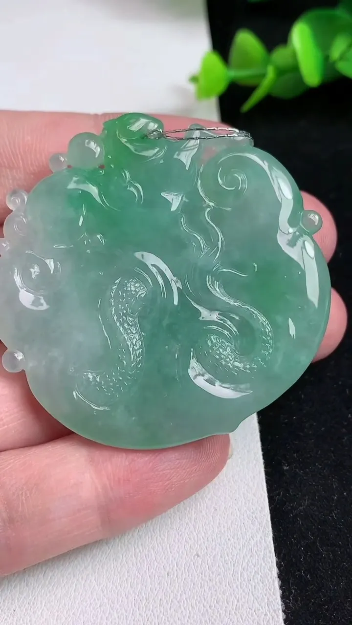 天然A货翡翠龙马精神吊坠，尺寸48.7-49.7-8.4，重量:32.13g
5月17日