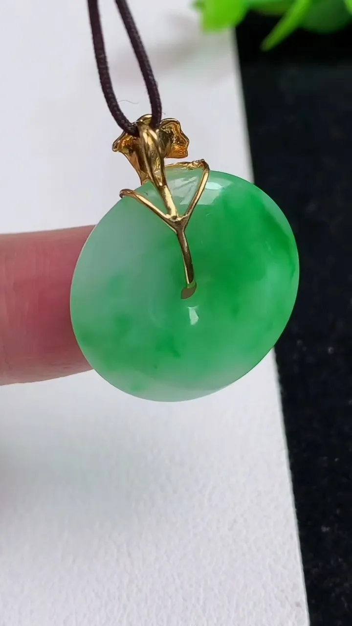 天然A货翡翠平安扣吊坠，尺寸23-4.8，重量:5.98g
5月17日